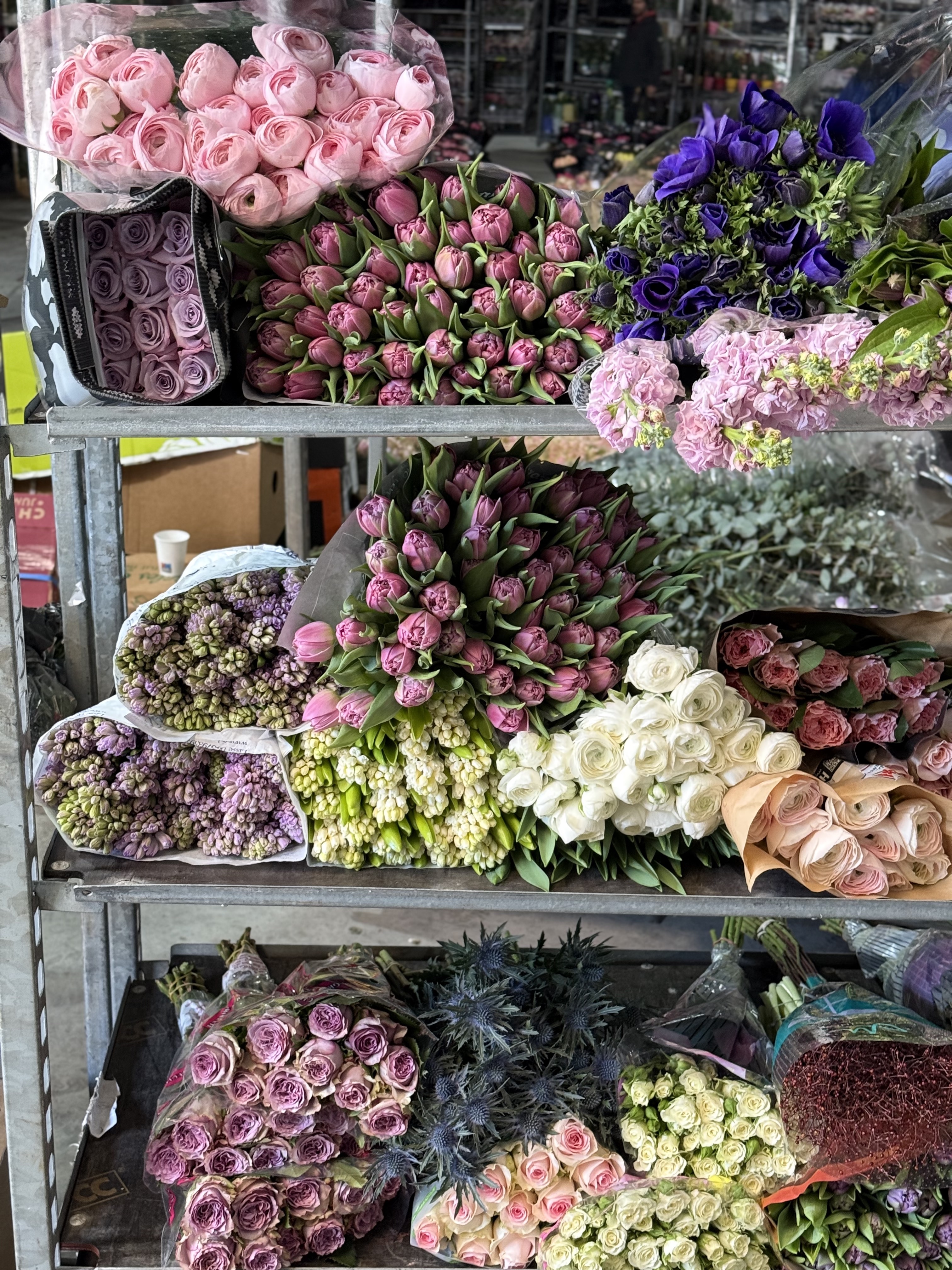 De ce buchetele gata făcute nu sunt din flori vechi (și de ce uneori sunt chiar o alegere mai bună)? 